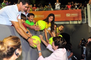 Maria Bueno signs autographs