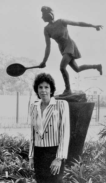 Maria Bueno photographed with her statue at the Tiete Club in Sao Paulo in July 1986