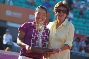 Maria Bueno presents the trophy