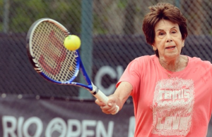 Maria Bueno attracted crowds when she hit on court in Rio