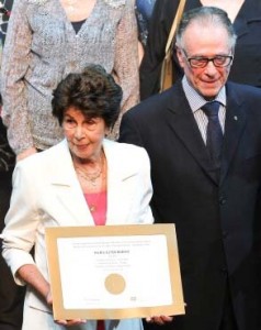 Maria Esther Bueno received the special prize from Carlos Arthur Nuzman, Presidente of Brazilian Olympic Committee in 2013.