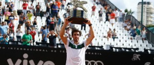 Pablo Cuevas lifts the Brasil Open trophy